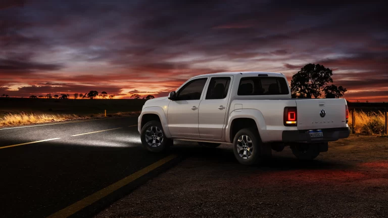 108-3508--lam-amarok-25-comfortline-v6-at-4x4--3-4-tras-dir-0q0q-puro-amb-noite-adv-
